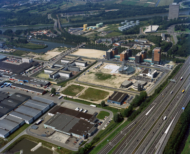 844654 Luchtfoto van het in aanbouw zijnde bedrijventerrein Zuid te Nieuwegein, uit het oosten. Op de achtergrond het ...